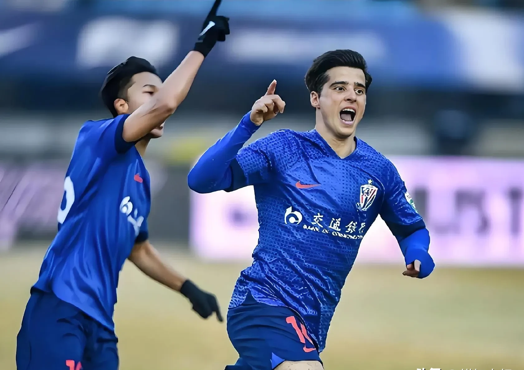 爱游戏体育官网-申花赛前拉练秘密曝光：球员集结训练积极的简单介绍