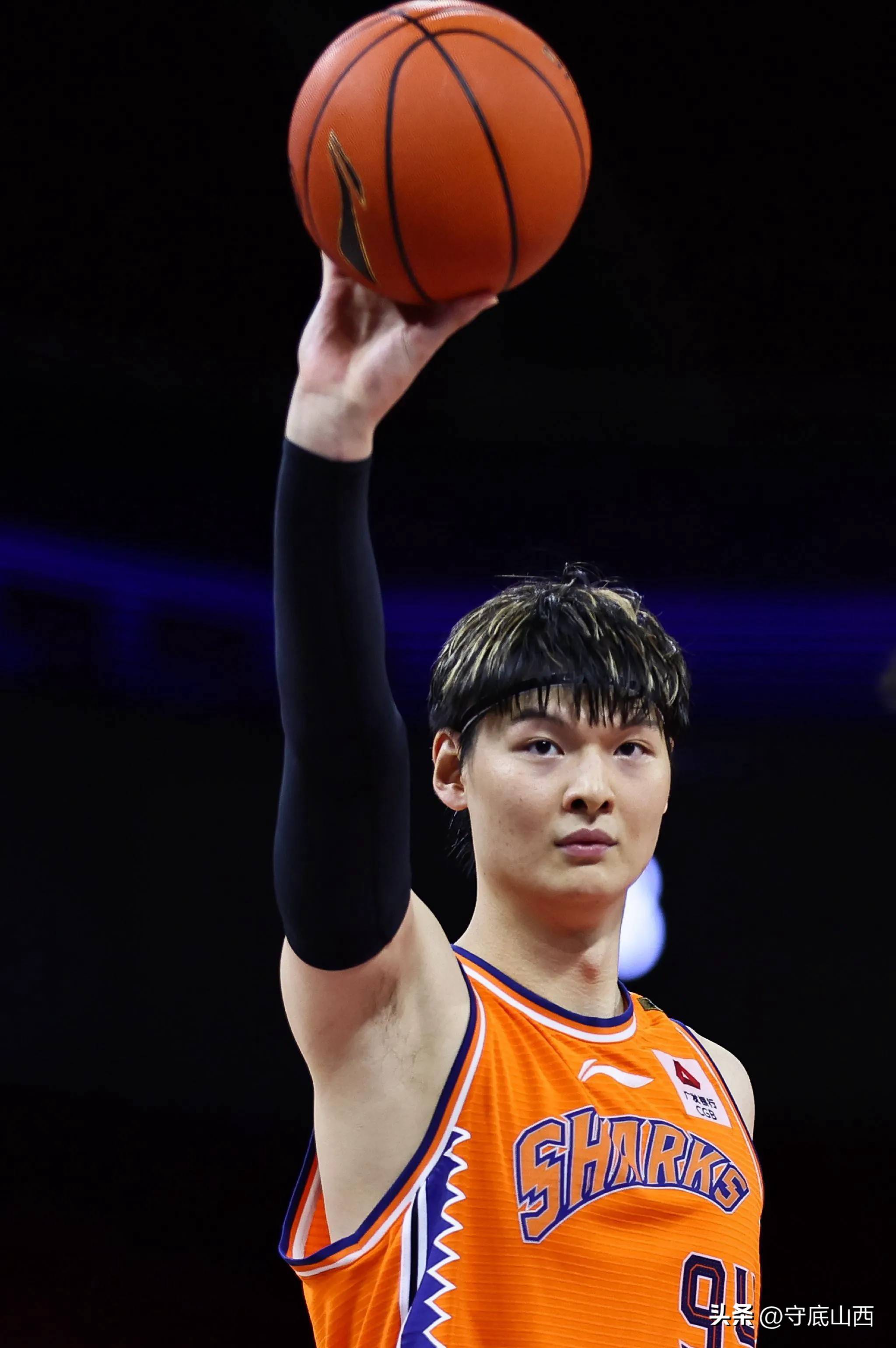 爱游戏下载-运动员受伤依旧顽强比赛，感动全场，成为CBA焦点的简单介绍