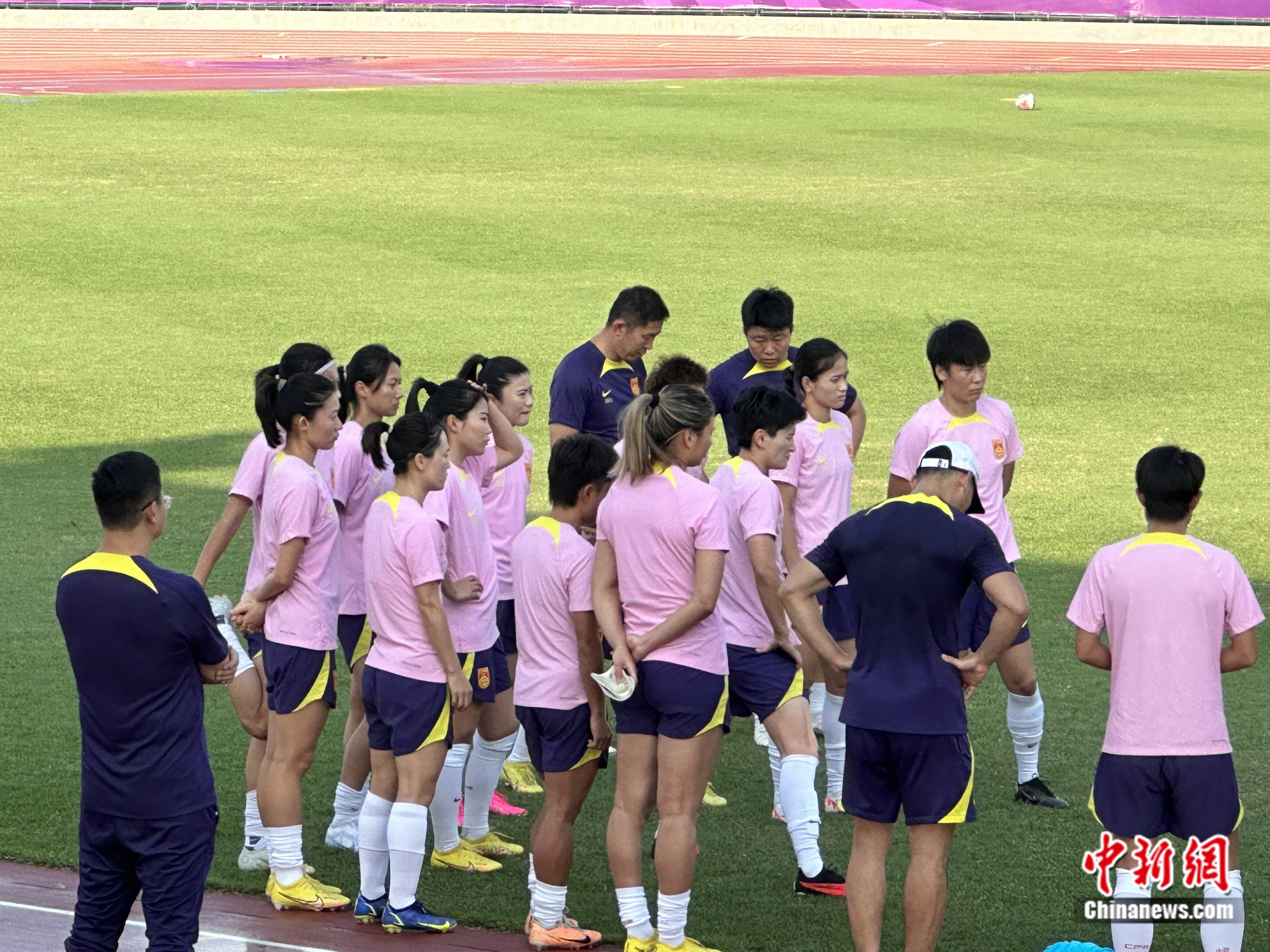 AYX体育赛事-中国女足球员接受最新康复训练，备战重要比赛
