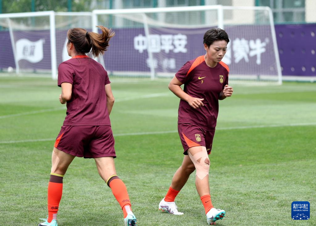 中国女足球员接受最新康复训练，备战重要比赛
