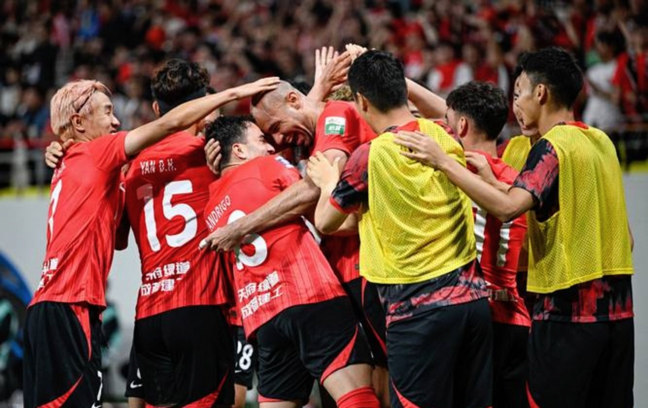 AYXapp下载-包含裁判争议判罚引发球迷热议，比赛胜负尘埃落定的词条