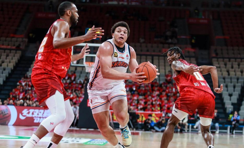 包含裁判争议判罚引发球迷热议，比赛胜负尘埃落定的词条